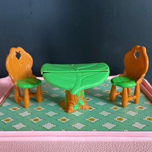 STRAWBERRY SHORTCAKE BERRY HAPPY HOME DOLL HOUSE DINING ROOM TABLE AND 2 CHAIRS